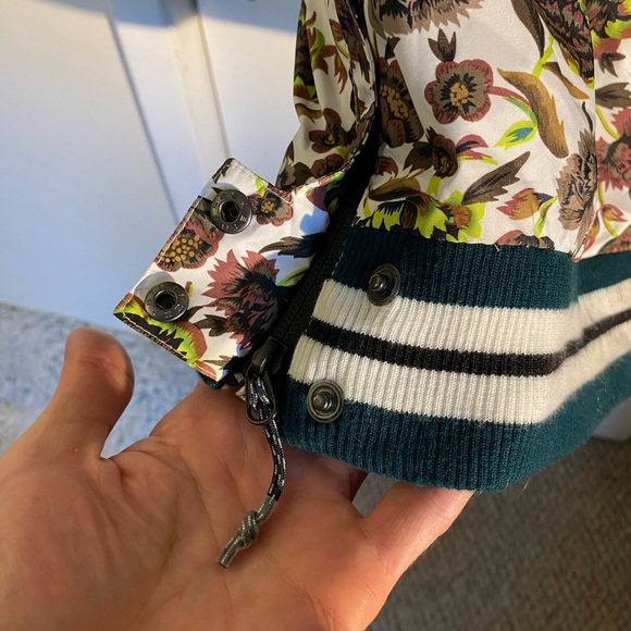 Burton Black and White Ski Jacket with Modern Color Blocking - Picture 5 of 5